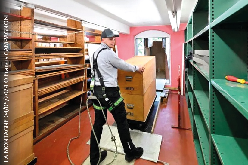 Transfert BU clermont-Ferrand , les caisses sont chargées dans "l'avion", une rampe mobile qui relie les étages de la bibliothèque au camion - LA MONTAGNE 05/2024